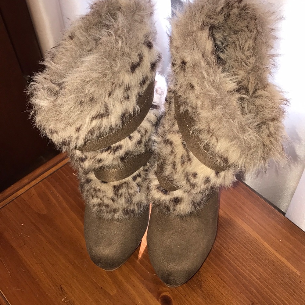 Cute furry Buckle brown boots